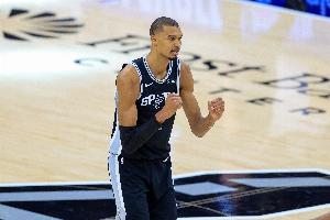 要多往里冲！文班亚马半场8中2仅拿9分2板1助1断3帽  次节3中0