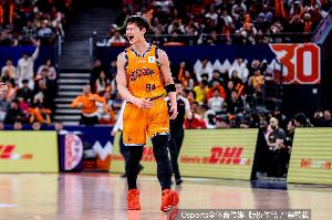 上海队记：王哲林右侧腹内斜肌部分撕裂本该休4-6周 他打封闭出战